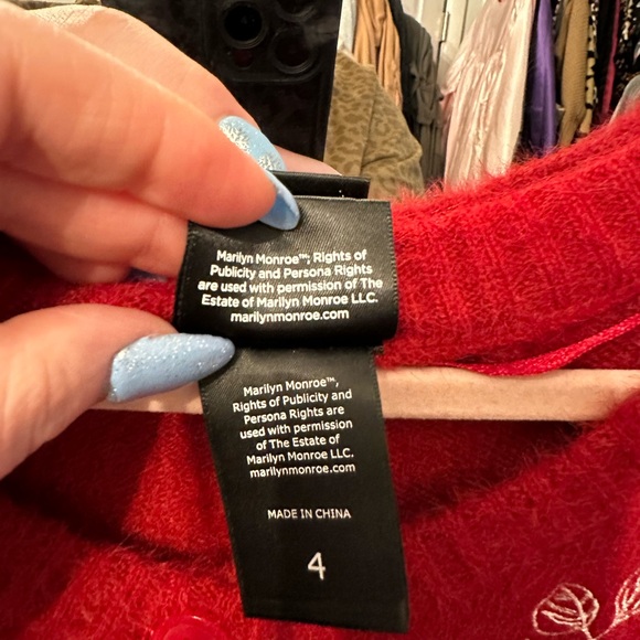 Marilyn Monroe collection cropped sweater. - Picture 5 of 7